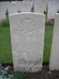 Etaples Military Cemetery - Pettit, Paul Weagant
